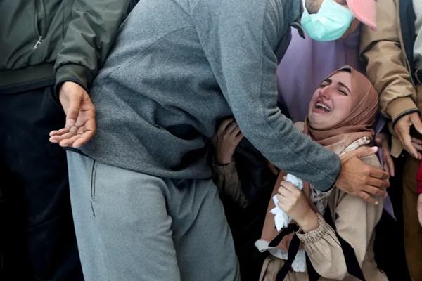 Seorang wanita berduka di pemakaman warga Palestina yang tewas dalam serangan Israel di Gaza, di Rumah Sakit Syuhada Al-Aqsa di Deir el-Balah pada 12 Desember 2024. (FOTO: REUTERS) 