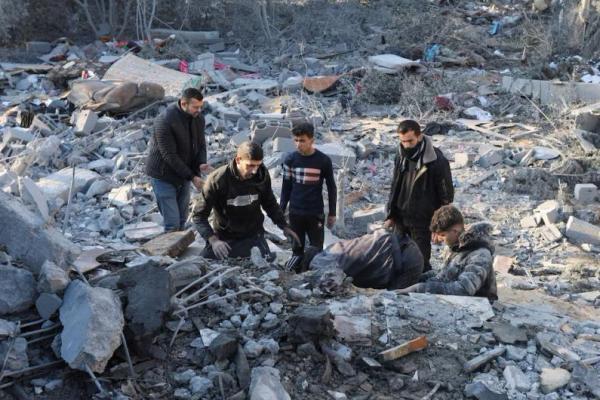 Warga Palestina memeriksa kerusakan di lokasi serangan Israel terhadap sebuah rumah, di Deir Al-Balah, 22 Desember 2024. REUTERS 