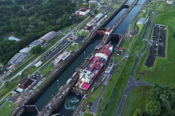 Sebuah kapal kargo melintasi Agua Clara Locks di Terusan Panama di Colon, Panama, 2 September 2024. (FOTO: AP) 