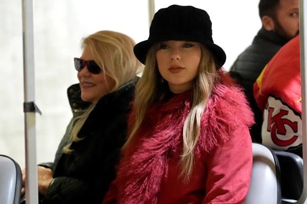 Taylor Swift menonton pertandingan Kansas City Chiefs vs Houston Texans di Stadion Arrowhead, Sabtu (21/12/2024). (FOTO: AP) 