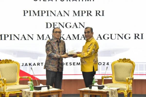 Ketua MPR RI Ahmad Muzani melakukan pertemuan dengan Ketua Mahkamah Agung (MA) Prof. Sunarto, di Ruang Delegasi, Gedung Nusantara IV, Kompleks Parlemen, Senayan, Jakarta, Senin (Foto: Humas MPR) 