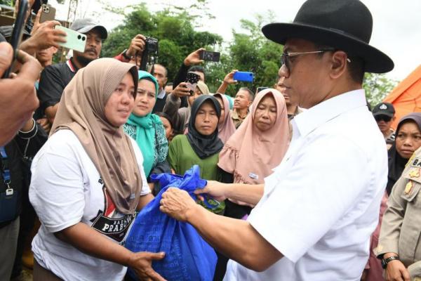 Menteri Desa dan Pembangunan Daerah Tertinggal (Mendes PDT) Yandri Susanto saat meninjau lokasi pengungsian korban bencana alam di Desa Lembur Sawah Kecamatan Pabuaran Kabupaten Sukabumi (Foto: Humas Kemendes PDT) 