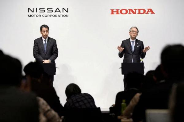 Makoto Uchida, presiden dan CEO Nissan Motor, dan Toshihiro Mibe, presiden dan CEO Honda Motor, menghadiri konferensi pers bersama mereka di Tokyo, Jepang, 15 Maret 2024. Kyodo via REUTERS 