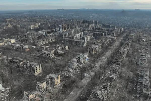 Pemandangan memperlihatkan bangunan tempat tinggal dan administrasi yang rusak dan hancur akibat serangan militer Rusia di kota Toretsk, wilayah Donetsk, Ukraina, 19 Desember 2024. Handout via REUTERS 