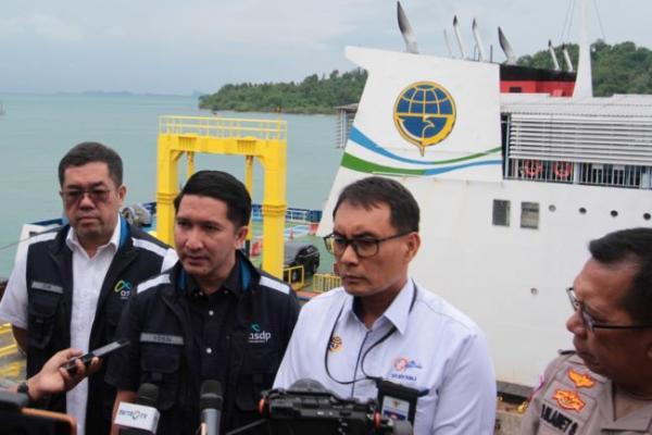 Direktur Jenderal Perhubungan Laut Capt. Antoni Arif Priyadi (dua dari kanan) dan Wakil Direktur Utama PT ASDP Indonesia Ferry (Persero), Yossianis Maricano (kedua dari kiri) saat berkunjung ke Pelabuhan Merak, Banten, Senin (23/12/2024). Foto: hubla/katakini 