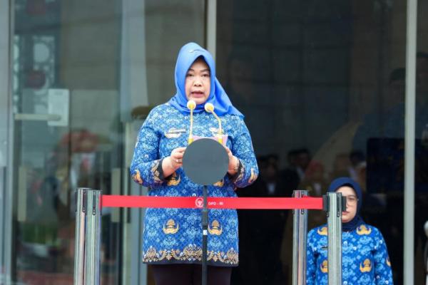  Sekretaris Jenderal MPR RI Siti Fauziah menjadi pembina upacara bendera dalam rangka memperingati Hari Ibu yang digelar di lingkungan komplek Parlemen, Senayan, Jakarta, pada Senin (Foto: Humas MPR) 