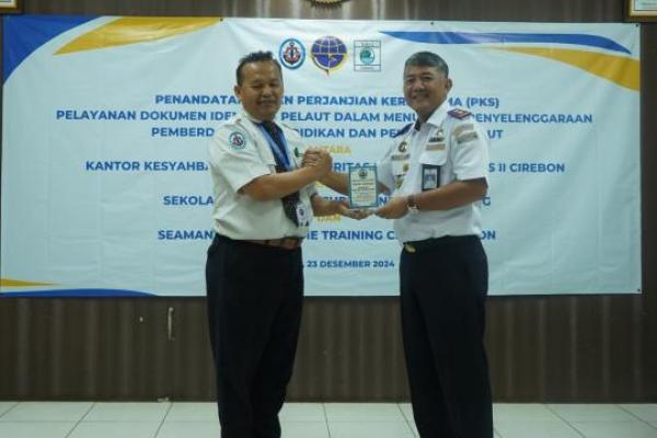 Penandatangan kerja sama antara KSOP Cirebon dengan SMKN 2 Subang dan Seaman Jaya Maritim Training Center, Senin (23/12/2024). Foto: hubla/katakini 