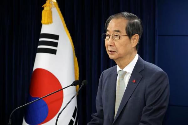 Penjabat Presiden Korea Selatan Han Duck-soo menyampaikan pidato kepada rakyat di kompleks pemerintahan di Seoul, Korea Selatan, 14 Desember 2024. Yonhap via REUTERS 