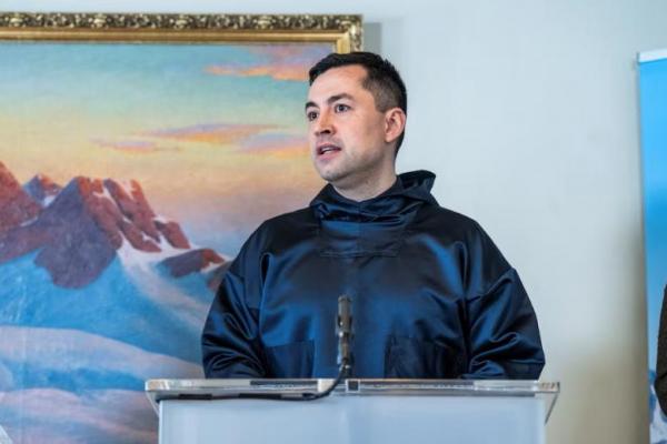 Perdana Menteri Greenland yang Bisu Bourup Egede berbicara pada konferensi pers di Nuuk, Greenland, 15 Maret 2024. Foto via REUTERS 