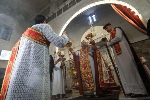 Uskup Andrew Bahhi menghadiri misa Minggu pagi di Gereja Ortodoks Suriah St. George di Kota Tua Damaskus, 22 Desember 2024. REUTERS 