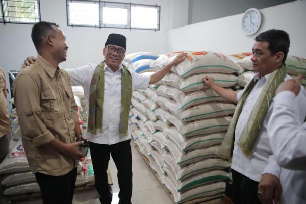 Mendes PDT Yandri Susanto bersama Wamendes PDT Ahmad Riza Patria saat melakukan kunjungan kerja ke Desa Nagrak Utara, kecamatan Nagrak (Foto: Humas Kemendes PDT) 