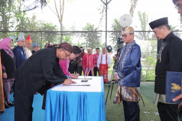 Menteri Desa dan Pembangunan Daerah Tertinggal (Mendes PDT) Yandri Susanto saat melantik pejabat eselon II di lingkungan Kementerian Desa PDT di Kantor Desa Nagrak Utara Kecamatan Nagrak, Kabupaten Sukabumi (Foto: Humas Kemendes PDT) 