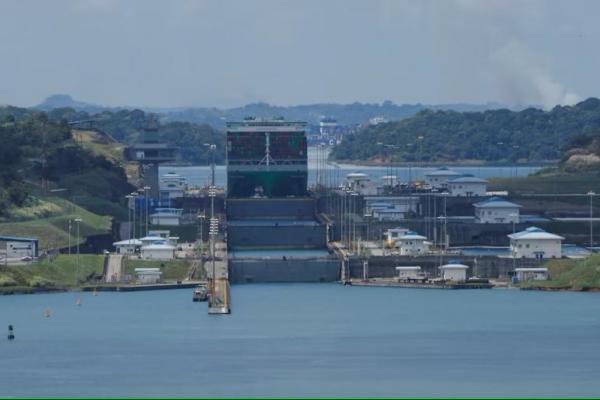 Sebuah kapal kargo melintasi pintu air Agua Clara di Terusan Panama, di Colon, di pinggiran Kota Panama, Panama, 3 Mei 2024. REUTER 