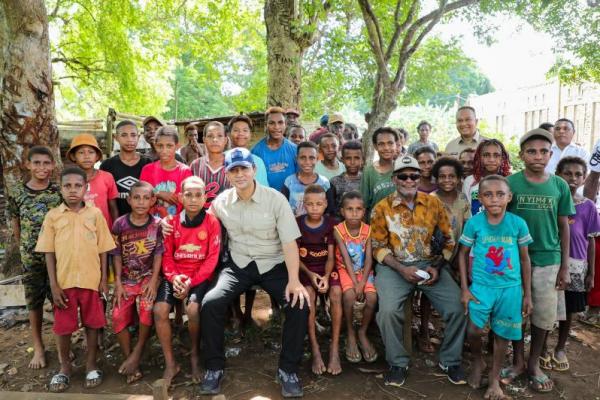 Menteri Transmigrasi (Mentrans) Muhammad Iftitah Sulaiman Suryanagara saat berfoto bersama anak-anak dalam kunjungan kerjanya di Kawasan Perkotaan Baru (KPB) Salor di Merauke, Papua Selatan (Foto: Humas Kementrans) 