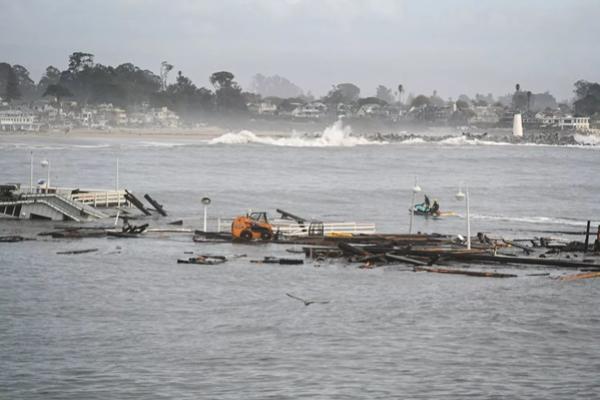 Tiga Orang Diselamatkan Setelah Dermaga California Runtuh Secara Drastis ke Laut. (FOTO: AFP) 