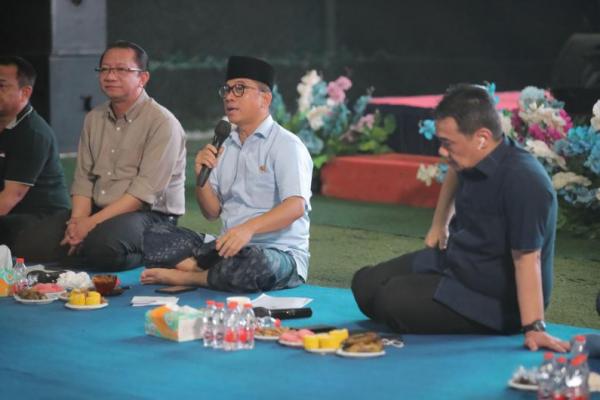 Menteri Desa dan Pembangunan Daerah Tertinggal (Mendes PDT) Yandri Susanto didampingi Wakil Mendes PDT Ahmad Riza Patria, berdiskusii dengan para kepala desa, perangkat desa, pendamping desa dan masyarakat di Desa Nagrak Utara (Foto: Humas Kemendes PDT) 