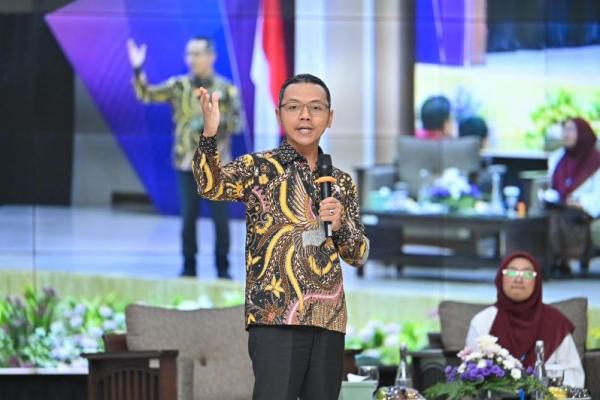 Wakil Menteri Pendidikan Dasar dan Menengah (Wamendikdasmen), Fajar Riza Ul Haq  menjadi pembicara kunci dalam Jambore Pelajar Teladan Bangsa (JPTB) XI 2024 yang berlangsung di Balai Besar Pengembangan Penjaminan Mutu Pendidikan Vokasi Bidang Otomotif dan Elektronika (BBPPMPV BOE), Malang (Foto: Ist) 