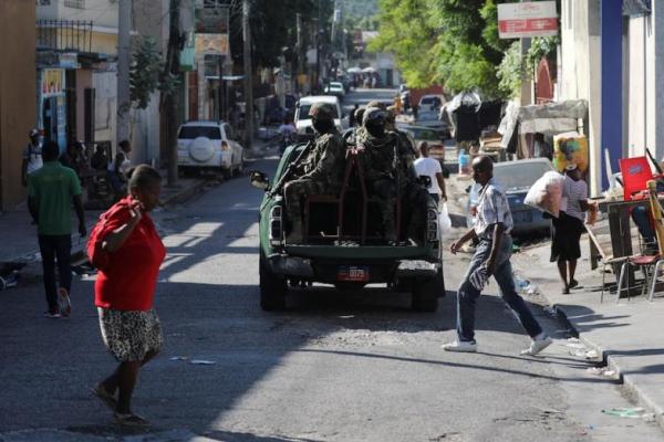 Anggota Angkatan Bersenjata Haiti berpatroli saat orang-orang mengungsi di pinggiran kota Poste Marchand, Port-au-Prince, Haiti, 9 Desember 2024. REUTERS 