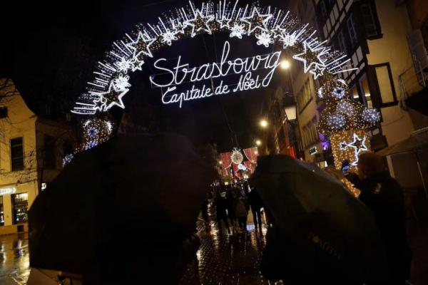 Orang-orang mengunjungi pasar Natal di Strasbourg, Prancis, 5 Desember 2024. REUTERS 