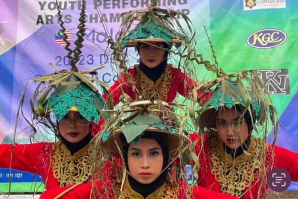 Para pelajar Sekolah Indonesia Kota Kinabalu (SIKK) yang tergabung dalam Tim Tari Prabu dalam ajang Asia Pacific Youth Performing Arts Championship (YPAC) ke-5 Malaysia tahun 2024 di Kuala Lumpur. Foto: SIKK 