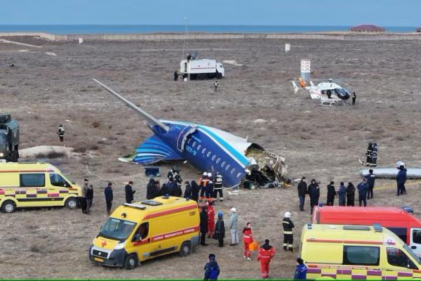 Tampilan drone menunjukkan spesialis darurat bekerja di lokasi jatuhnya pesawat penumpang Azerbaijan Airlines di dekat kota Aktau, Kazakhstan, 25 Desember 2024. REUTERS 