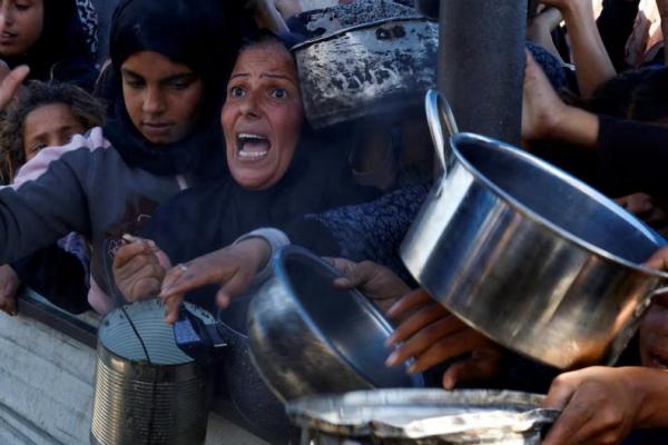 Warga Palestina berkumpul untuk menerima makanan yang dimasak oleh dapur amal, di Khan Younis di Jalur Gaza selatan, 4 Desember 2024. REUTERS 