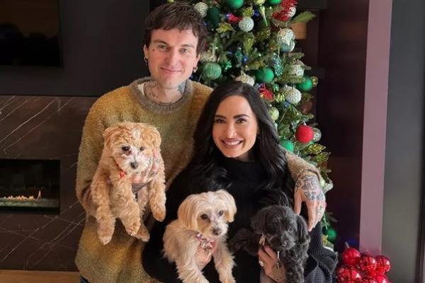 Setahun Bertunangan, Demi Lovato dan Jutes Rayakan Natal dengan Ciuman Manis. (FOTO: INSTAGRAM) 