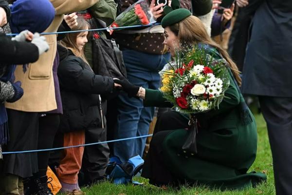 Kate Middleton menyapa masyarakat setelah kebaktian Hari Natal di Gereja St. Mary Magdalene di Sandringham, Norfolk, pada 25 Desember 2024.  (FOTO: GETTY IMAGE) 