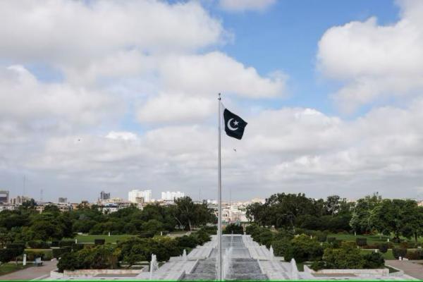 Bendera nasional Pakistan di Mausoleum Muhammad Ali Jinnah di Karachi, Pakistan, 14 Agustus 2022. REUTERS 