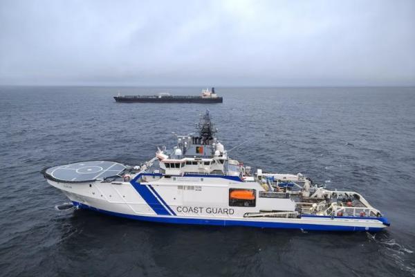 Kapal Penjaga Perbatasan Finlandia Turva dan kapal tanker minyak Eagle S berlayar di laut di luar Porkkalanniemi, Finlandia, 26 Desember 2024. HANDOUT via REUTERS. 