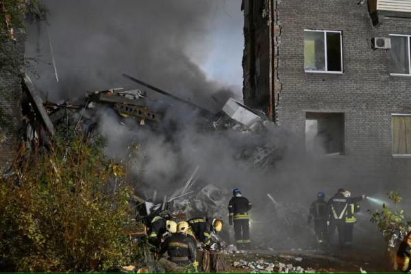 Tim penyelamat bekerja di lokasi bangunan tempat tinggal yang rusak parah akibat serangan rudal Rusia, di Zaporizhzhia, Ukraina 10 Oktober 2022. REUTERS 