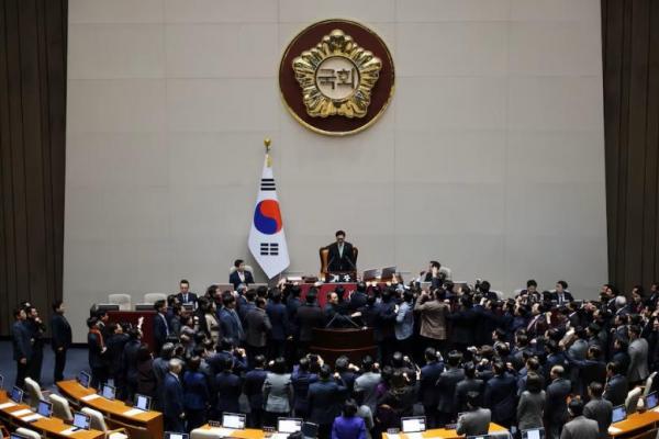 Anggota parlemen Partai Kekuatan Rakyat yang berkuasa di Korsel memprotes Ketua Majelis Nasional Woo Won-shik selama pemungutan suara pemakzulan Penjabat Presiden Han Duck-soo di Seoul, Korea Selatan, 27 Desember 2024. REUTERS 