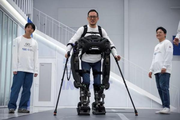 Kim Seung-hwan, yang juga seorang paraplegik, mendemonstrasikan prototipe robot eksoskeleton di KAIST, Daejeon, Korea Selatan, 27 November 2024. REUTERS 