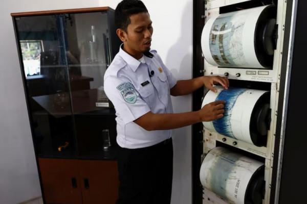 Teuku Hafid Hududillah, 28, petugas BMKG Indonesia, di stasiun pemantauan di Aceh Besar, Aceh, Indonesia, 23 Desember 2024. REUTERS 