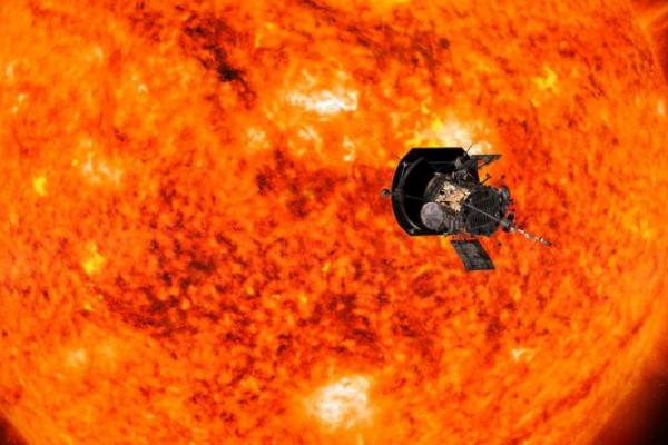 Konsep artis tahun 2018 menunjukkan wahana antariksa Parker Solar Probe terbang ke atmosfer luar Matahari, yang disebut korona. NASA via REUTERS 