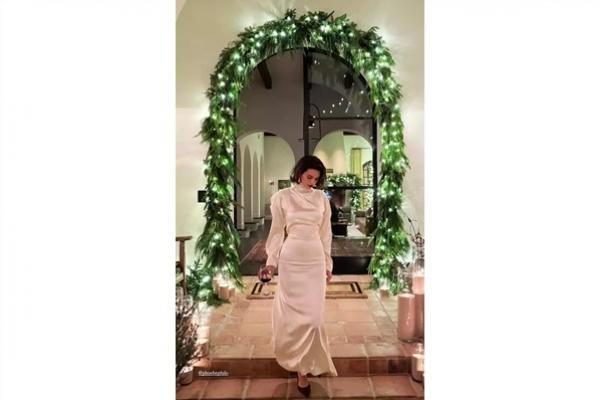 Gelar Pesta Malam Natal Tahunan, Kendall Jenner Tampil Elegan dengan Gaya Old Hollywood. (FOTO: INSTAGRAM) 