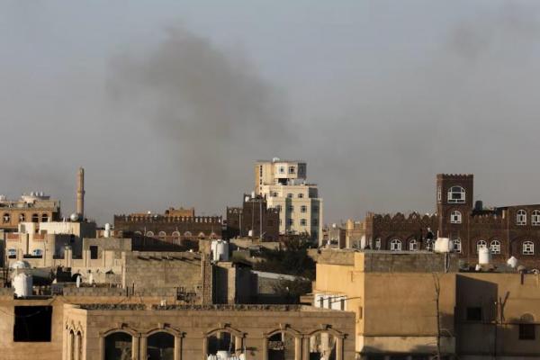 Asap mengepul setelah serangan Israel di dekat bandara Sanaa, di Sanaa, Yaman, 26 Desember 2024. REUTERS 