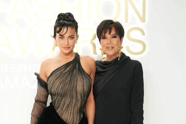 Kylie Jenner Beri Hadiah Natal Tas Mewah Goyard untuk Sang Ibu Kris Jenner. (FOTO: WIRE IMAGE) 