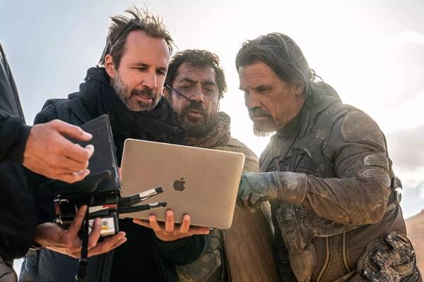 Denis Villeneuve (kiri) bersama Javier Bardem (tengah) dan Josh Brolin (kanan) saat syuting Dune: Part Two`. (FOTO: WARNER BROS.) 