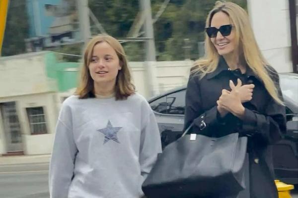 Angelina Jolie berjalan-jalan bersama putrinya Vivienne di Los Angeles, Jumat (27/12/2024). (FOTO: BACKGRID) 