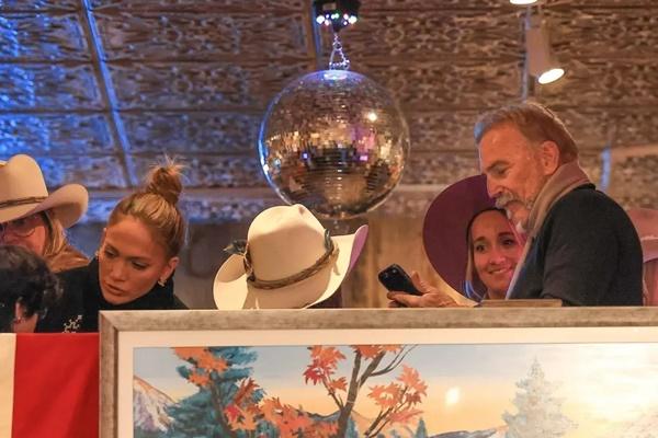 Jennifer Lopez dan Kevin Costner Terlihat di Tempat Populer yang Sama di Aspen