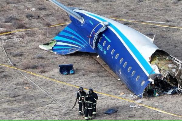 Tampilan drone menunjukkan spesialis darurat bekerja di lokasi jatuhnya pesawat penumpang Azerbaijan Airlines di dekat kota Aktau, Kazakhstan, 25 Desember 2024. REUTERS 