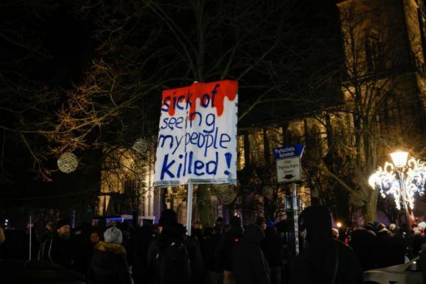 Seseorang membawa poster saat memprotes Alice Weidel, salah satu pemimpin partai sayap kanan Alternatif untuk Jerman, di dekat Katedral Magdeburg, Jerman, 23 Desember 2024. REUTERS 