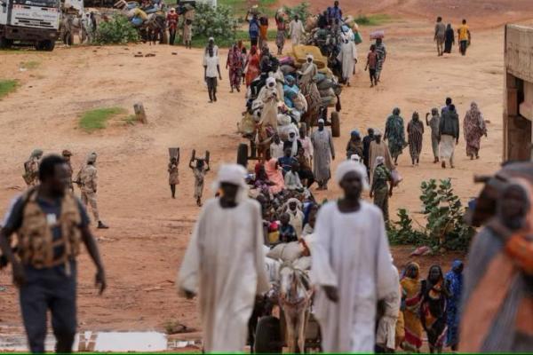 Orang Sudan yang melarikan diri dari konflik di Murnei, wilayah Darfur Sudan, menyeberangi perbatasan Sudan-Chad di Adre, Chad 4 Agustus 2023. REUTERS 