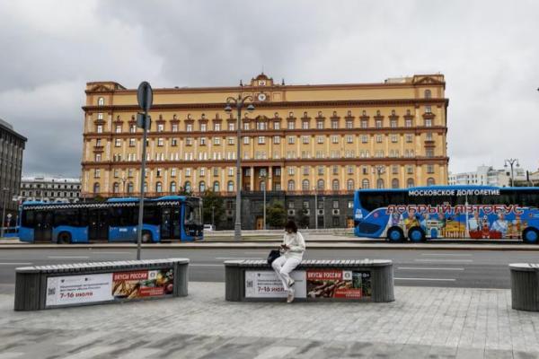 Seorang wanita menggunakan ponselnya di depan gedung Dinas Keamanan Federal di Lapangan Lubyanka di Moskow, Rusia, 24 Juni 2023. REUTERS 