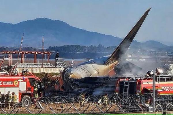 Petugas pemadam kebakaran memadamkan pesawat yang lepas landas di Bandara Internasional Muan, Provinsi Jeolla Selatan, Korea Selatan, 29 Desember 2024. Yonhap via REUTERS 