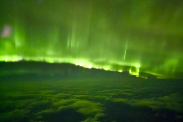 Seorang Pilot Kisahkan Aurora, Cahaya Utara yang Menakjubkan di Langit Islandia