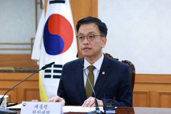 Penjabat Presiden Korea Selatan, wakil Perdana Menteri, dan Menteri Keuangan Choi Sang-mok memimpin Dewan Keamanan Nasional di kompleks pemerintahan di Seoul, Korea Selatan, 27 Desember 2024. Yonhap via REUTERS 