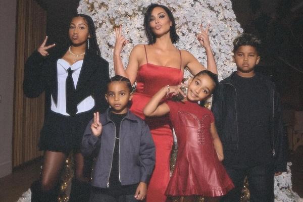 Kim Kardashian Foto Liburan Keluarga dengan Empat Anaknya Tanpa Kanye West