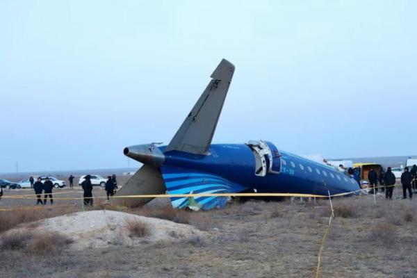 Pemandangan menunjukkan reruntuhan pesawat penumpang Azerbaijan Airlines di lokasi kecelakaan dekat kota Aktau, Kazakhstan 25 Desember 2024. Handout via REUTERS 